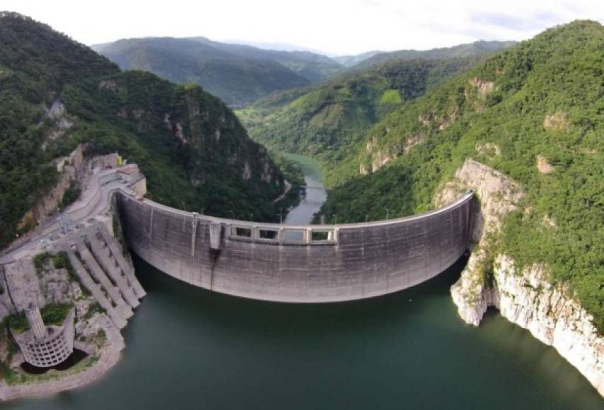 La represa hidroeléctrica Francisco Morazán, más conocida como El Cajón se ubica entre los departamentos de Cortés, Yoro y Comayagua. Es considerada la cortina más alta de Centroamérica y la quinta en Latinoamérica en su tipo.