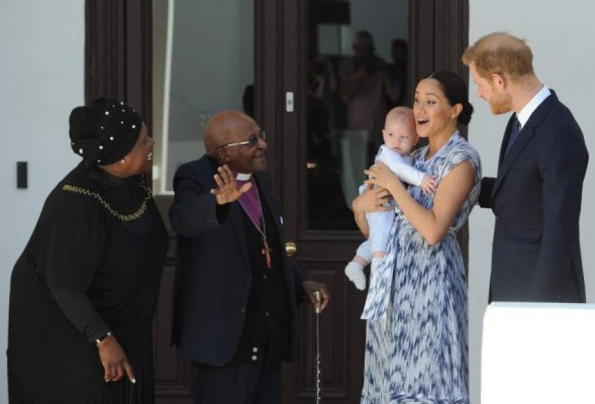 En su reunión con el arzobispo Desmond Tutu, Meghan Markle y el príncipe Harry fueron desplazados por su pequeño Archie.