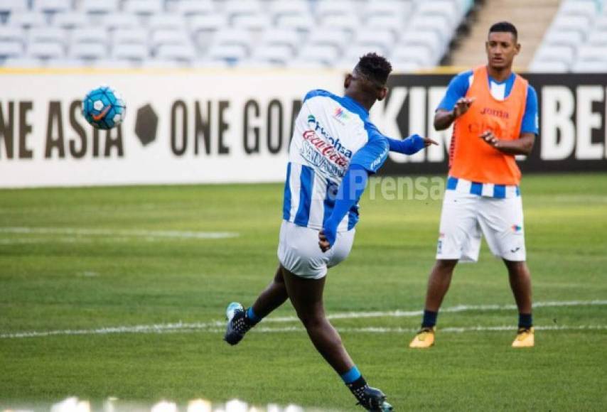 Romell Quioto en el reconocimiento de cancha del ANZ Stadium.¿Alistando los goles?