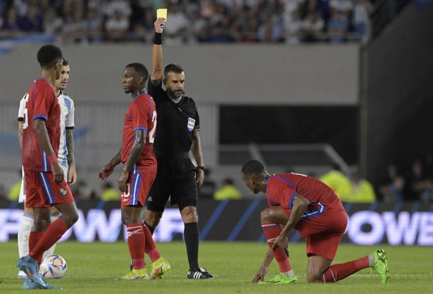 El árbitro uruguayo Christian Ferreyra le muestra la tarjeta amarilla al defensor panameño Edgardo Fariña.