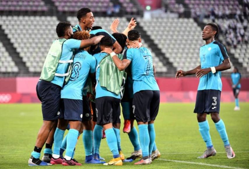 El festejo de los jugadores de Honduras tras el gol de Rigo Rivas.