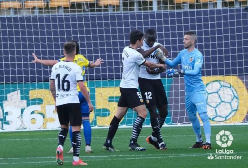 El jugador francés del Valencia decidió marcharse del campo luego de unos minutos.