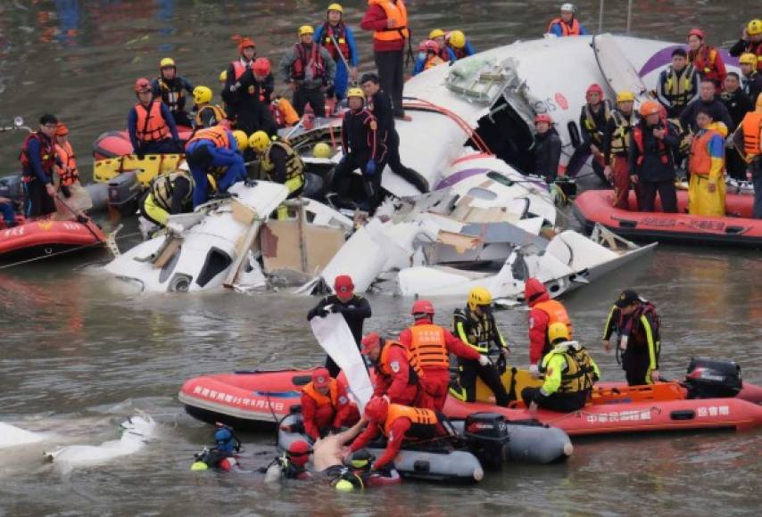 Tras el impacto, varios pasajeros se subieron sobre el fuselaje del avión donde esperaron a los rescatistas taiwaneses.