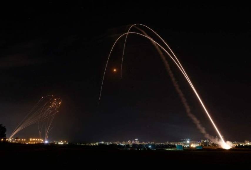 Usuarios en redes sociales han divulgado imágenes de la cúpula de hierro interceptando los cohetes lanzados por Hamás hacia Jerusalén o Tel Aviv.