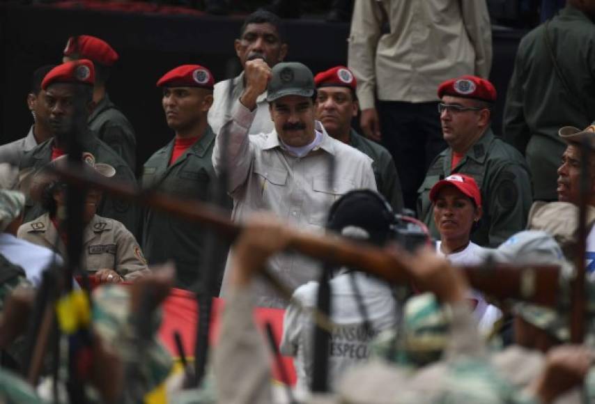 Maduro presidió un acto en el Paseo los Próceres, una enorme plaza dedicada a los héroes de la emancipación de Venezuela, para conmemorar los 17 años del regreso al poder de su fallecido mentor político, el presidente Hugo Chávez (1999-2013), luego de que fuera depuesto por espacio de horas en 2002.