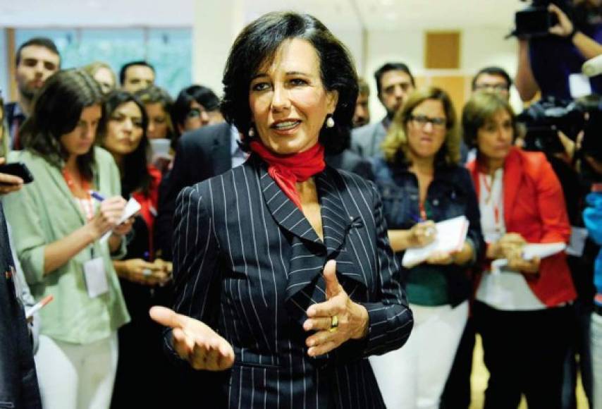 La única mujer que habla español en esta lista. Se llama Ana Botín y es la directora y presidenta de Banco Santander. Destaca por su liderazgo e increible capacidad de modernizar dicha marca.