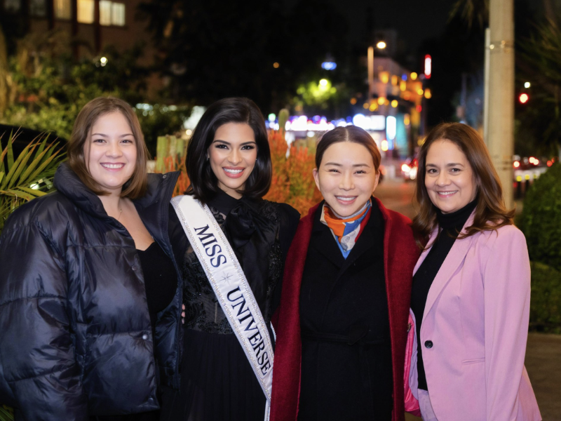La dueña de la franquicia Miss Universo, la multimillonaria tailandesa Anne Jakkaphong Jakrajutatip, informó este jueves que contrató en la sede de México a la exdirectora de la organización en Nicaragua, Karen Celebertti, quien fue desterrada por el Gobierno que preside Daniel Ortega y acusada por los delitos de conspiración y traición a la patria.