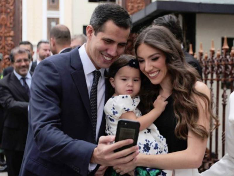 Fabiana Rosales, la joven esposa del presidente interino de Venezuela, Juan Guaidó, es considerada por los venezolanos como 'la Primera Dama más linda' del país sudamericano en los últimos 20 años.