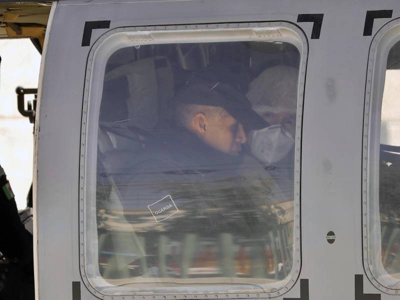 Un integrante de la Guardia Nacional (GN) acompaña el traslado en helicóptero del narcotraficante Rafael 'Caro' Quintero (derecha) al penal del Altiplano.