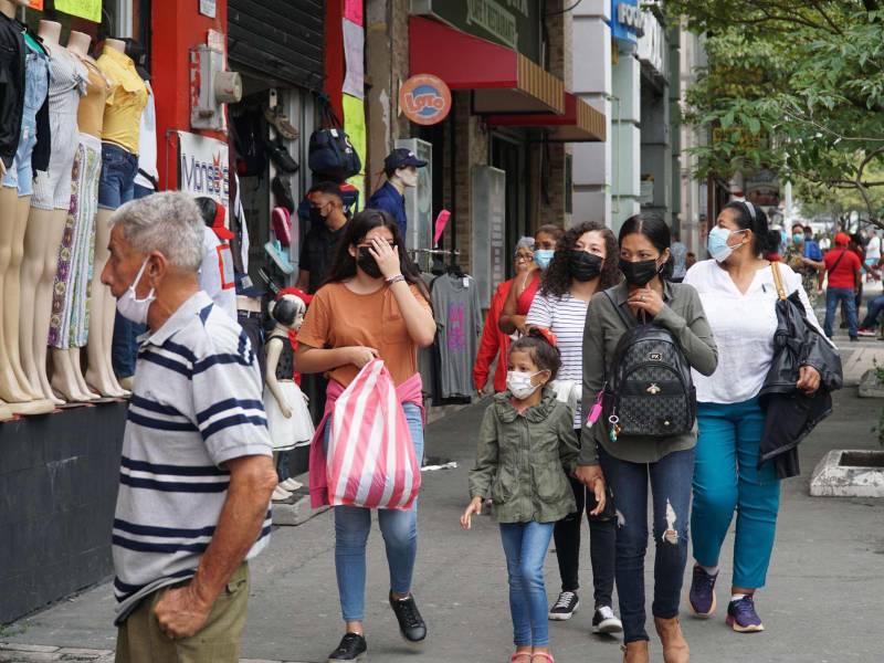 Médicos recomiendan continuar usando la mascarilla para evitar contagiarse.