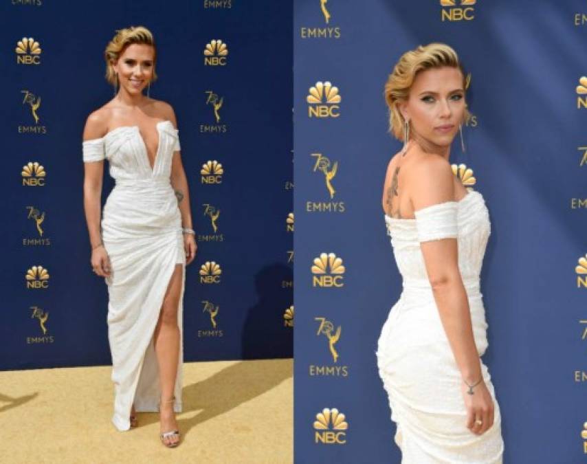 Scarlett Johansson lució radiante con un elegante diseño blanco de Armani. La estrella de los Avengers llegó acompañada al evento por su novio, Colin Jost.