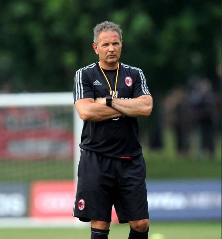 “Me someto siempre pruebas médicas, puesto que mi padre murió con cáncer, pero siempre piensas que no te tocará. Mi esperanza es que se haya detectado la enfermedad en una fase inicial. No son lágrimas de miedo las que tengo. Respeto la enfermedad y la enfrentaré con el pecho hinchado, mirándola a los ojos, como siempre he hecho”, así anunció Mihajlovic en el 2019 mientras dirigía al Bolonia, al que no dejó de entrenar pese a la enfermedad que padecía.