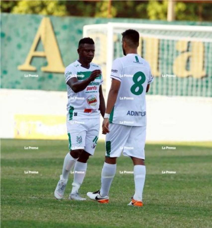 El primero en despedir del campo a Edgard Álvarez fue el volante Joshua Nieto.