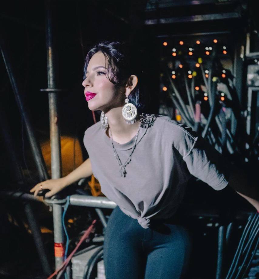 Tras la acción, varios internautas han saltado en defensa y en contra de Ángela Aguilar: “¿Pero por qué le tiran tanto hate?, si ella no ha hecho nada malo”, “No soportó la mustia”, se leen en varios comentarios