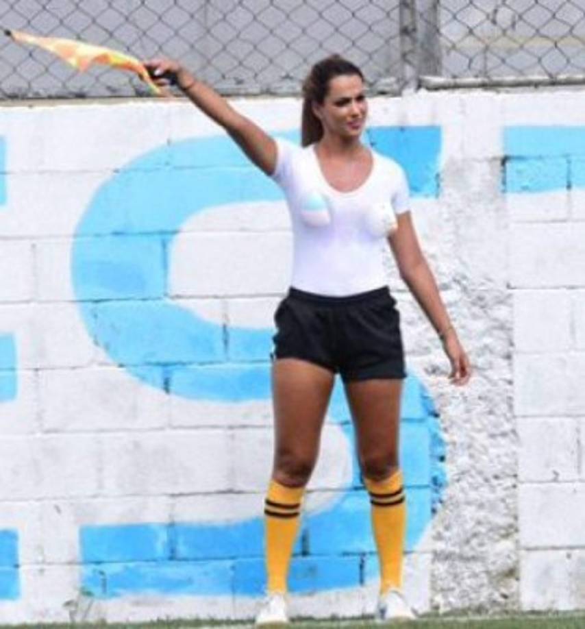 En un partido de futbol amateur en Sao Paolo, Brasil, Denise Bueno, mostró su belleza y sus capacidades para marcar las acciones del partido.