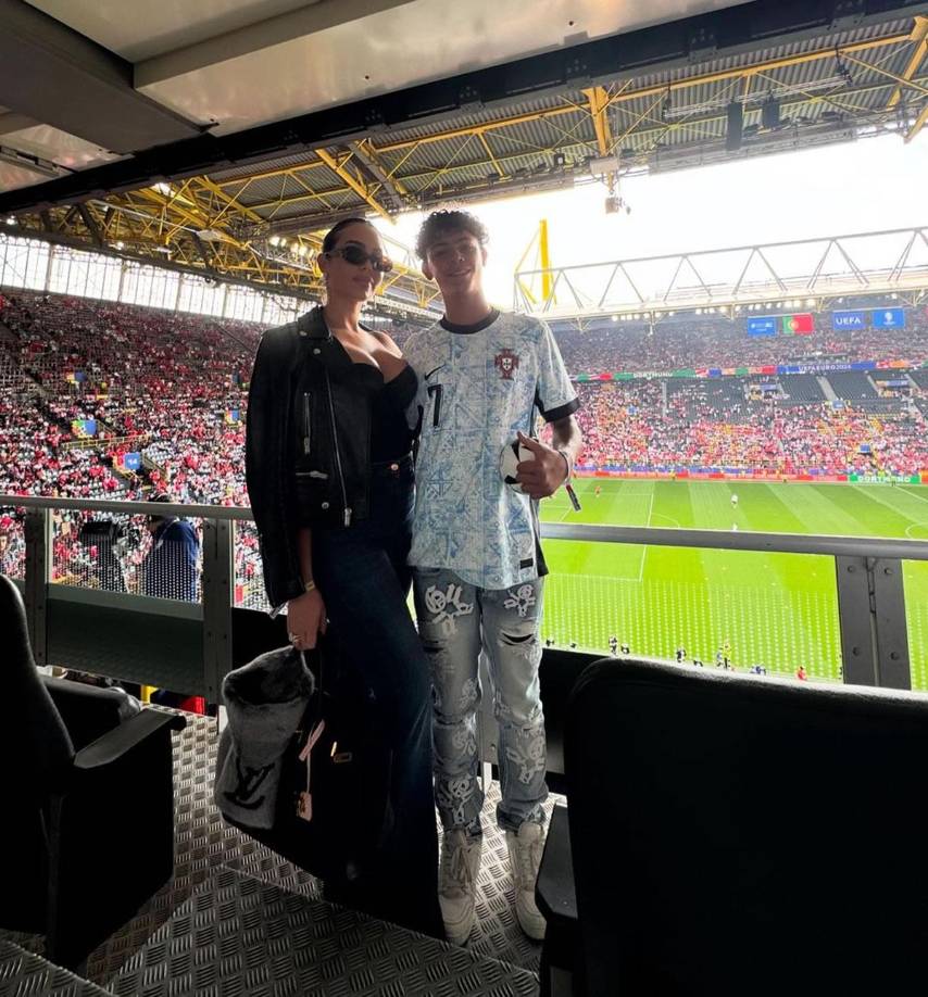 Después de la participación de Cristiano en la Euro, Georgina Rodríguez se ha dado una escapada a la playa con el delantero portugués y su familia.