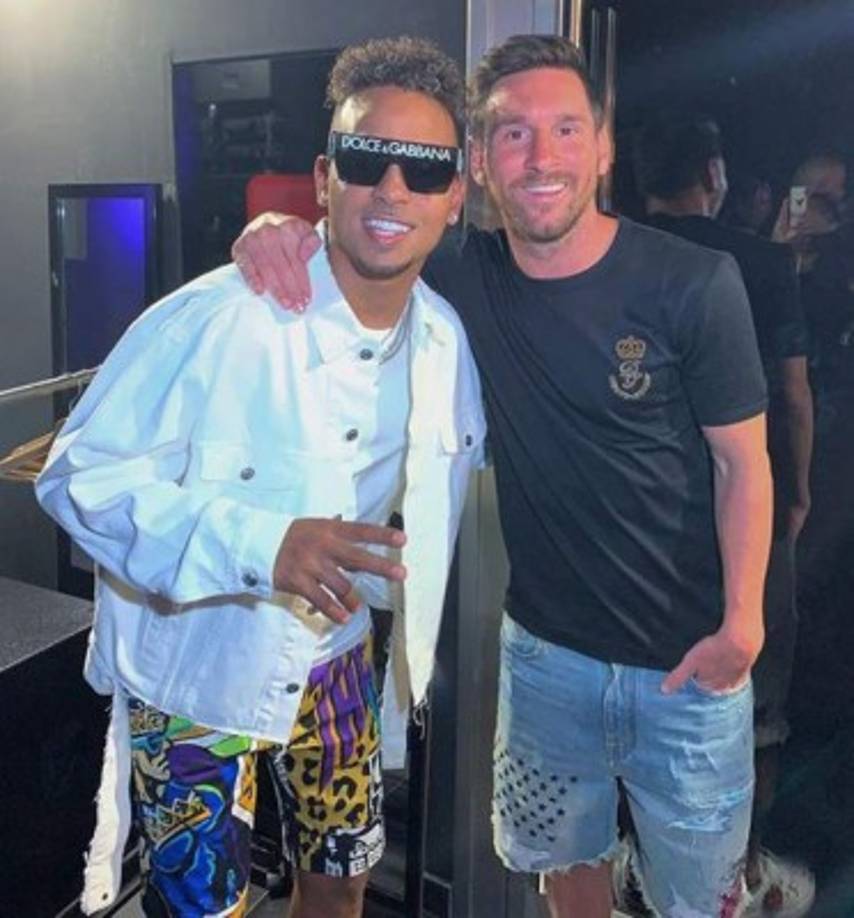 El cantante Ozuna compartió con el crack argentino Lionel Messi en Ibiza.