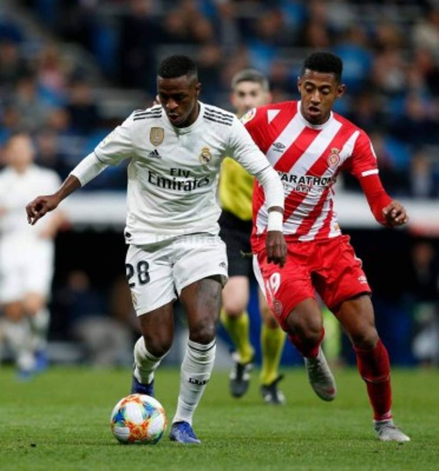 Antony 'Choco' Lozano marcando al brasileño Vinicius del Real Madrid.