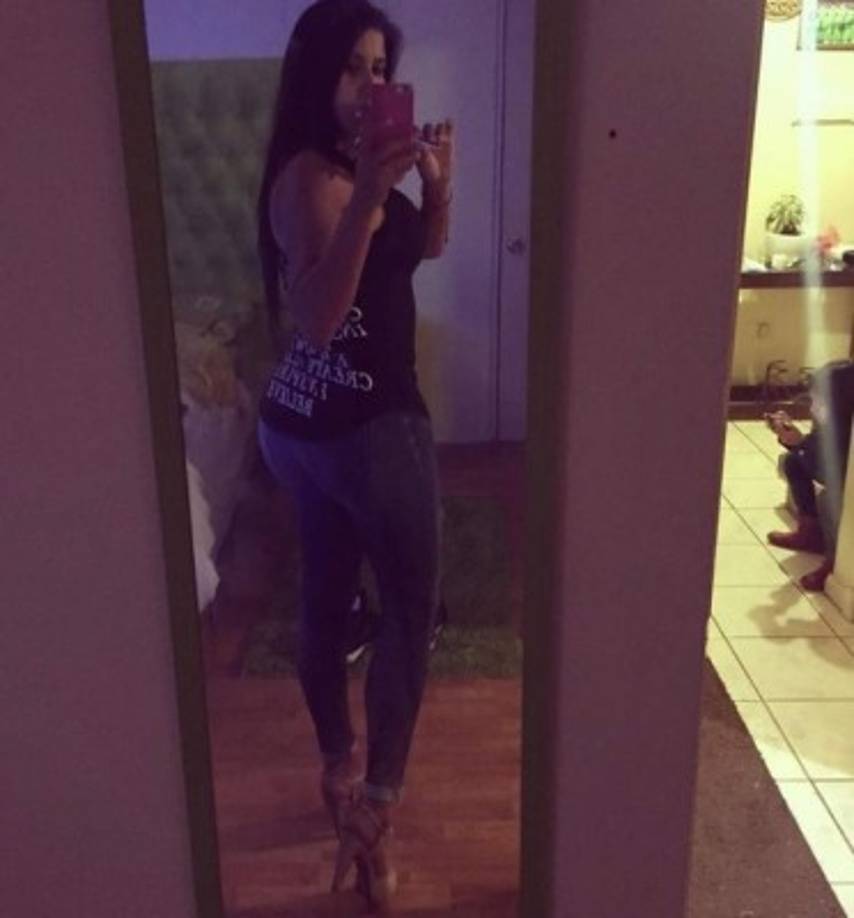 Ella prefiere mantenerse lejos de la farándula de su país; sin embargo, sus fotos publicadas en Twitter e Instagram la han colocado en el centro de la atención de los medios de comunicación.