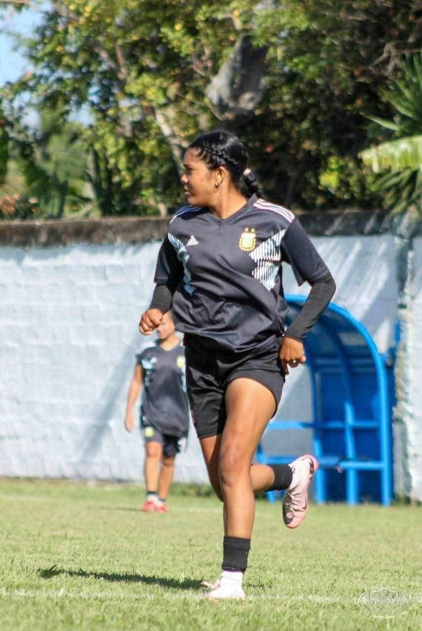 Nayeli es la joven futbolista que murió en un accidente vial; su moto quedó destruida