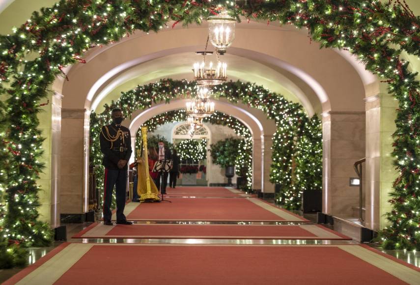 Regalos del corazón: Jill Biden exhibe la decoración navideña de la Casa Blanca