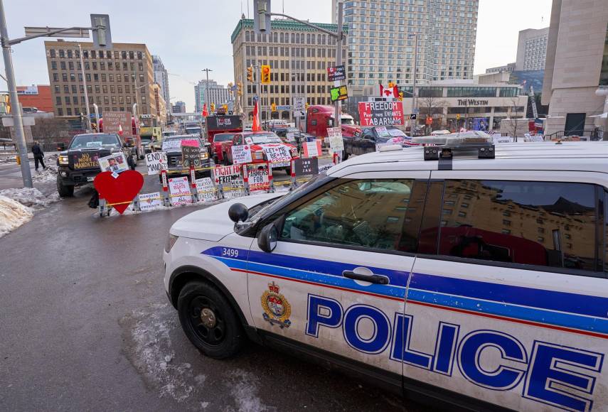 De igual modo, está parcialmente bloqueado el Puente Ambassador, una ruta vital entre Canadá y Estados Unidos que conecta la provincia canadiense de Ontario con el vecino estado de Michigan.