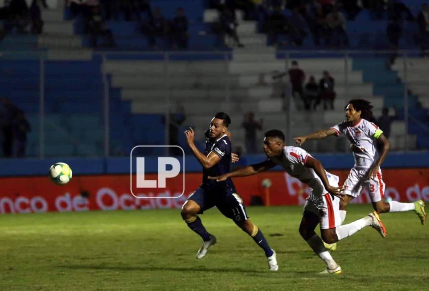 “Atrápame si puedes”. Ángel Tejeda es seguido por los defensas del Vida en la jugada del gol que hizo para el 2-1 de Motagua.