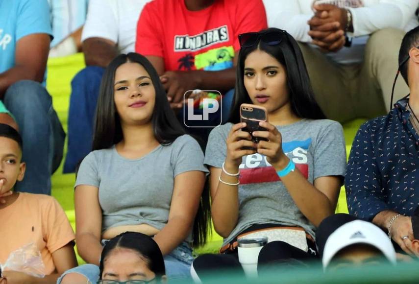 Bellas chicas asistieron al estadio Juan Ramón Brevé Vargas para el partido Olancho FC-Marathón.