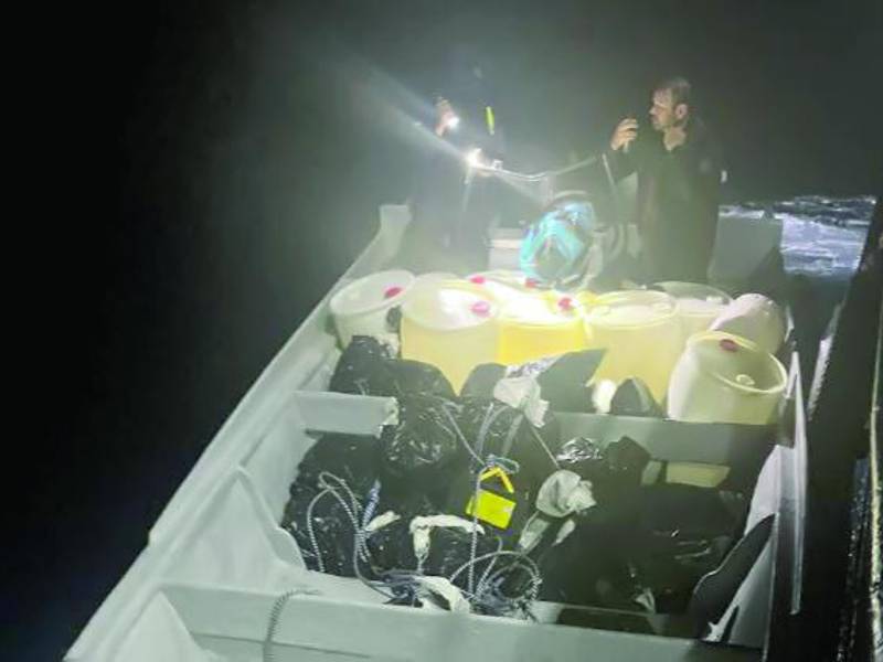 La droga era transportada en una lancha con varios barriles de combustible.