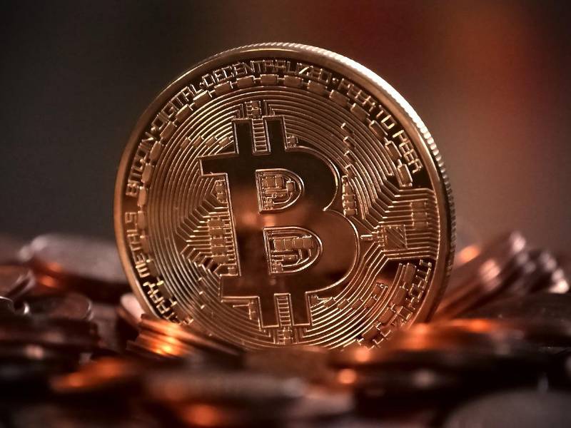 El Bitcoin se ha convertido en una de las inversiones más populares de la última década, atrayendo tanto a grandes inversores como a personas comunes que buscan nuevas formas de hacer crecer su dinero. Pero, ¿por dónde empezar si estás interesado en invertir? Aquí te explicamos los pasos básicos para adentrarte en el mundo de las criptomonedas.