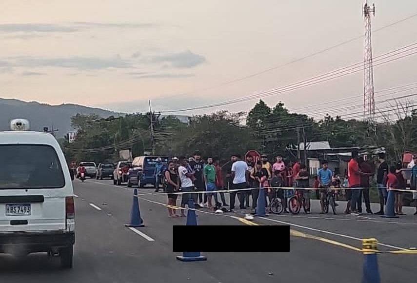 El joven se conducía en su motocicleta por la CA-5 cuando un camión lo embistió mortalmente. 