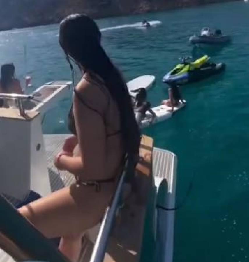 Futbolistas del Barcelona fueron captados en un yate lleno de mujeres