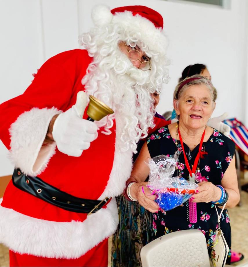 Con el tiempo, varios de sus amigos que residen en el extranjero se han sumado a esta causa, al igual que su esposa e hijas, quienes realizan actividades como ventas de comida y rifas para ayudarle a comprar los juguetes. 