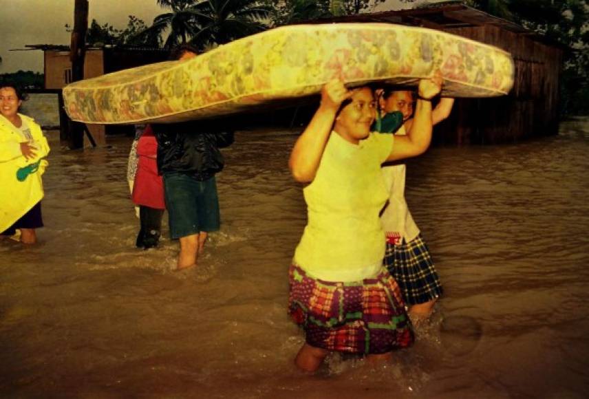 Un aproximado de 25 pueblos pequeños fueron reportados como completamente destruidos por las inundaciones producidas por la tormenta.