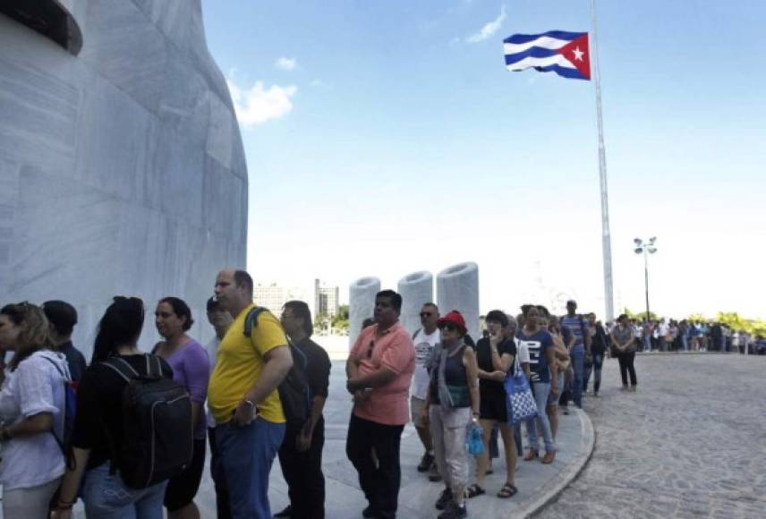 Quebrados en llanto o en silencio, cientos de miles de cubanos desfilaban el lunes por la Plaza de la Revolución, la tribuna amada de Fidel Castro desde donde retó muchas veces a Estados Unidos, para rendir homenaje póstumo a su líder.