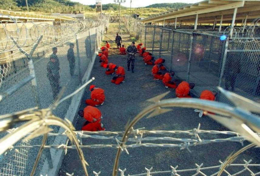 Las torturas de la cárcel de Guantánamo fueron expuestas mundialmente tras la divulgación de una serie de fotografías que mostraban las inhumanas situaciones a las que eran sometidos los presos.