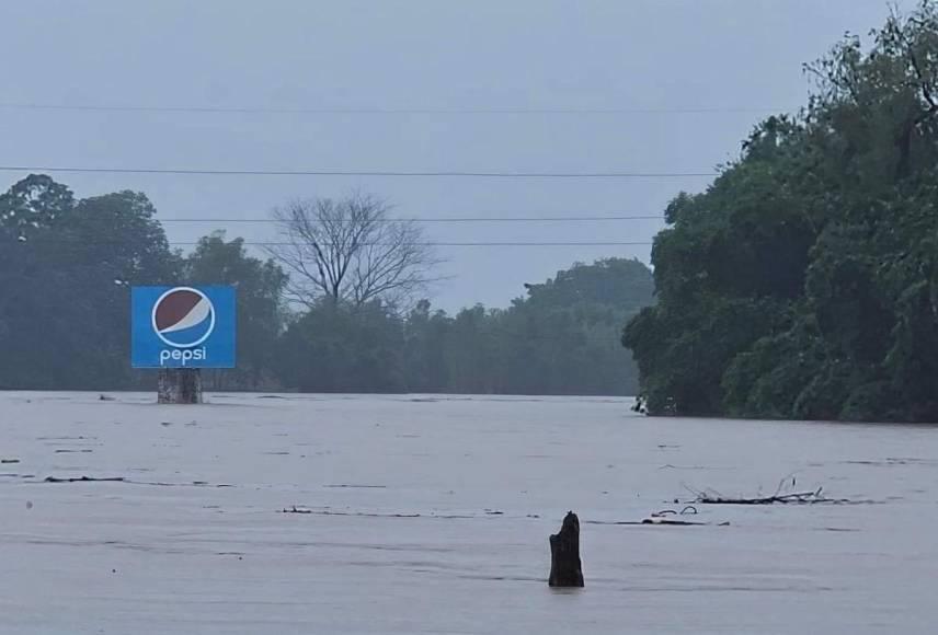 En el valle de Sula hay zozobra porque el río Ulúa también registra una peligrosa crecida en su caudal.