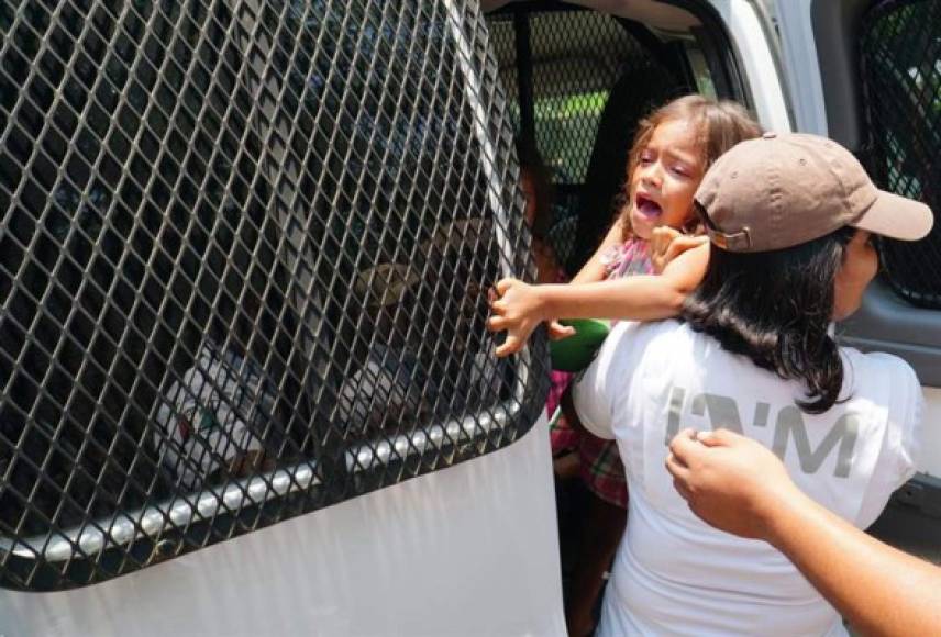 Niños llorando y madres tratando de arrebatar a sus hijos de brazos de los agentes son la constante en las redadas realizadas por las autoridades mexicanas en Chiapas y Tapachula y que saldan con la detención de casi 500 migrantes en lo que va de esta semana.