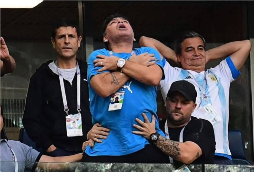 La efusiva celebración de Diego Maradona tras el gol de Messi. Foto AFpP
