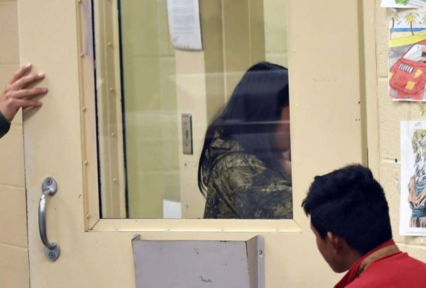 La primera dama se reunió con varias madres inmigrantes que permanecen detenidas junto a sus hijos en un centro de procesamiento de la Border Patrol en Arizona.