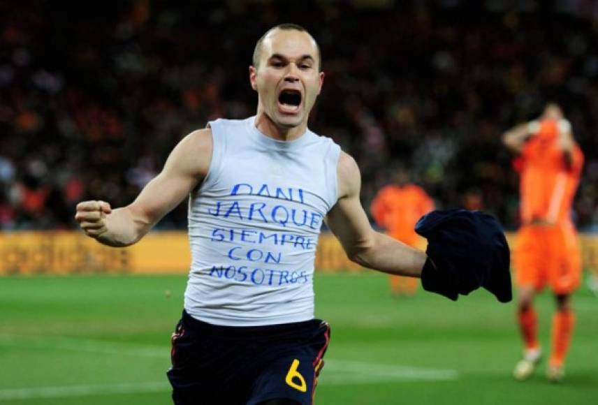 1- Celebrar quitándose la camisa | FIFA prohibió esta celebración, además de mostrar mensajes debajo en otra camisa. Algo que limita emociones de futbolistas, al amonestarlos con una tarjeta amarilla.
