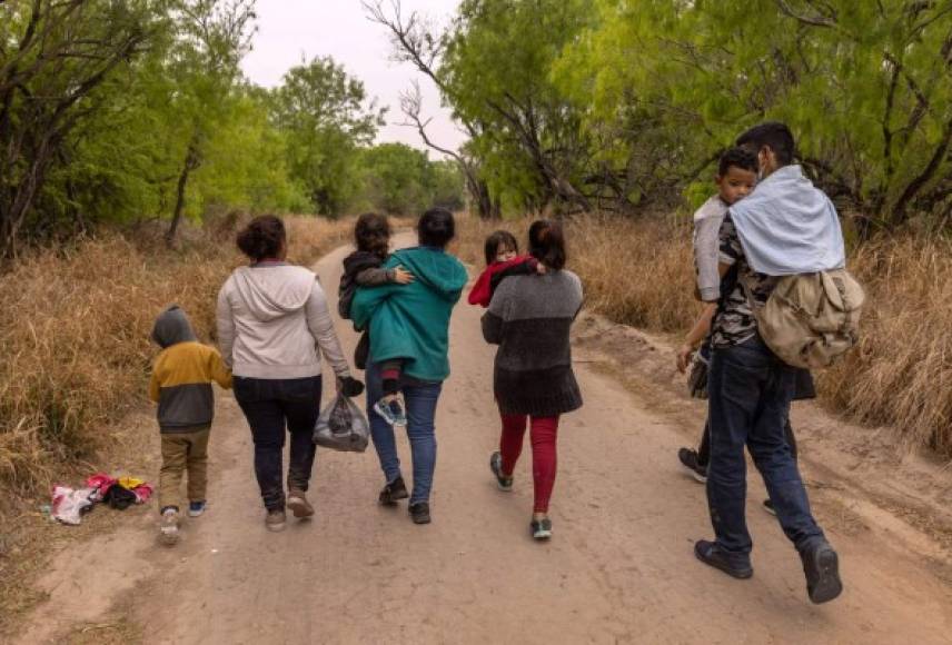Cientos de hondureños cruzan el Río Bravo en busca de asilo en Estados Unidos