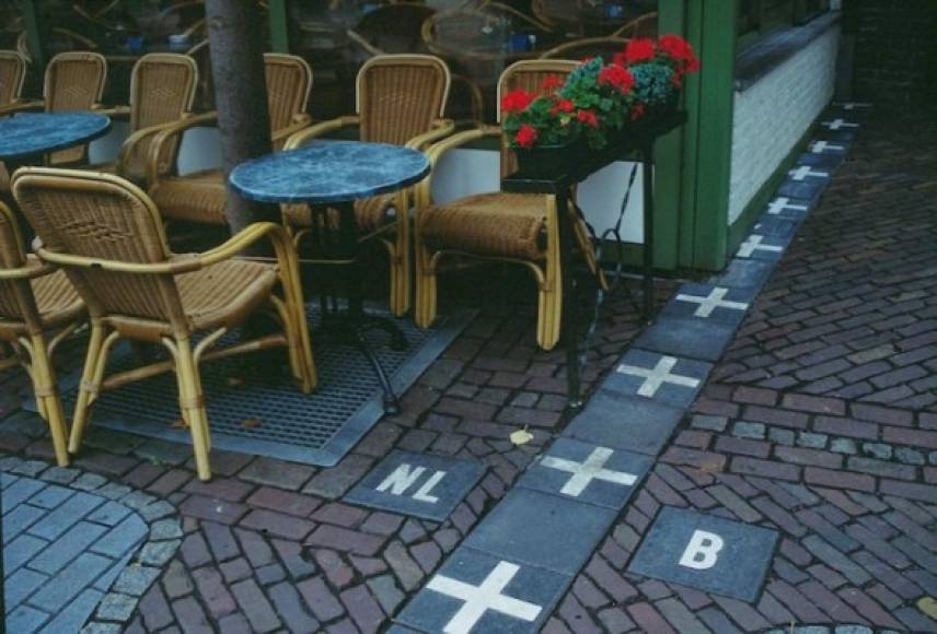 En el pueblo de Baarle se encuentra una de las fronteras más curiosas del mundo. El poblado es dividido entre Holanda y Bélgica. Las líneas fronterizas en Baarle pasan por calles, casas, restaurantes y tiendas.