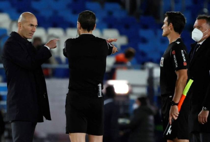 El técnico francés pidió explicaciones al árbitro Martínez Munuera, siempre de forma educada, por una decisión, para él, incomprensible.