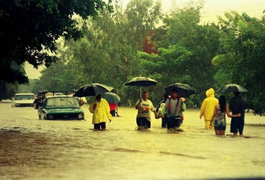 Ante la necesidad, muchas personas se veían obligadas a caminar por las calles que estaban anegadas, aún poniendo su vida en peligro.