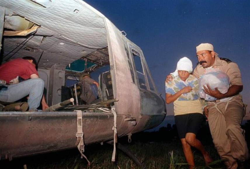Algunos de los afectados tuvieron que ser trasladados en helicópteros, muchos países se sumaron a las labores de rescate.