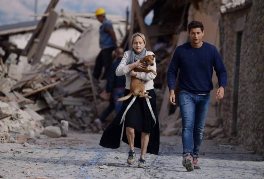 Al menos 73 personas han muerto y decenas siguen aún desaparecidas tras el terremoto de 6 grados en la escala Ritcher ocurrido hoy en el centro de Italia, según informó la Protección Civil en una rueda de prensa.<br/>