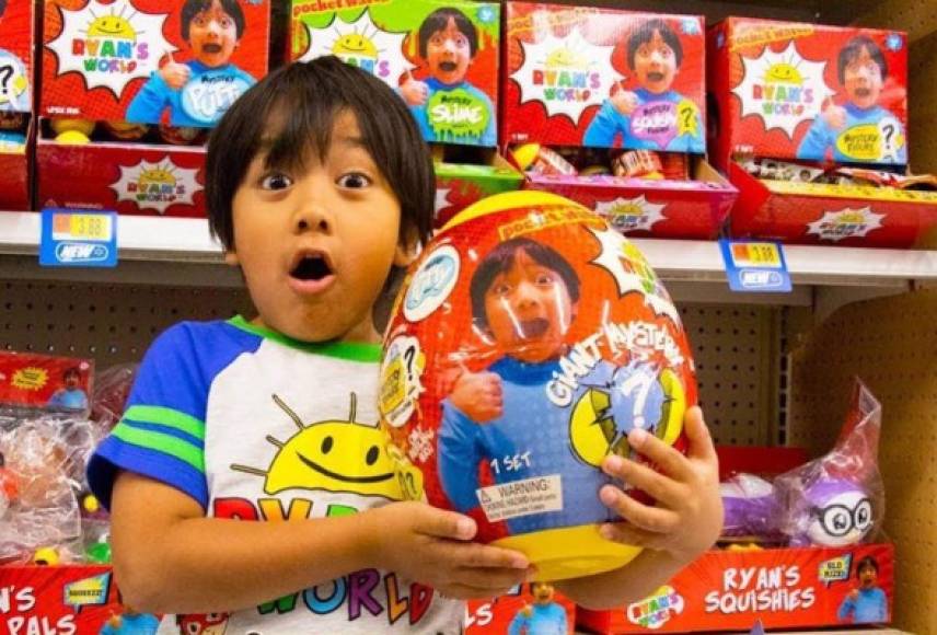 Ryan Toysreview<br/>Este niño de 8 años gana 22 millones de dólares al año. Con su canal de YouTube, “Ryan Toysreview”, tiene una gran ganancia por publicidad. Cuenta con 18.849.059 suscriptores. Ryan hace reseñas de juguetes como solo un niño de ocho años lo puede hacer, estrenó su canal en 2015.<br/><br/>'Los videos cortos y simples han hecho de Ryan uno de los influencers más populares en línea, con 17.3 millones de seguidores y un total de casi 26 mil millones de visitas desde que él (y sus padres) lanzaron su canal principal, Ryan ToysReview, en marzo de 2015”, explicó Forbes.