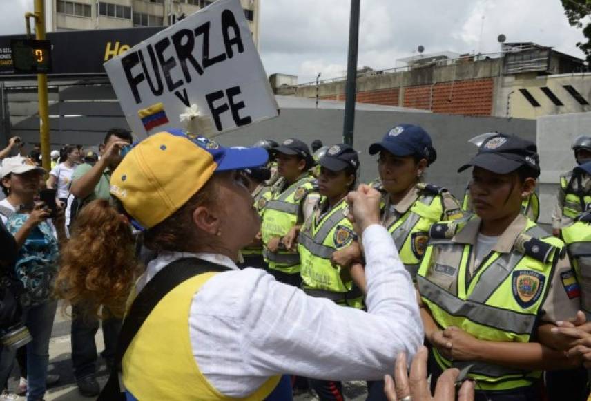 Oficiales mujeres de la Guardia Nacional Bolivariana se enfrentaron a las mujeres opositoras sin decir una sola palabra.