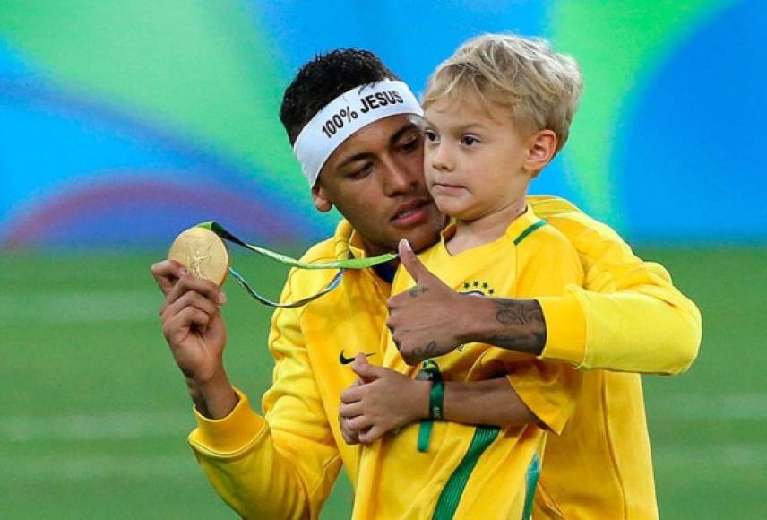 Hace unos días, Neymar celebró a lo grande con hijo Davi Lucca da Silva la obtención de la medalla de oro en los Juegos Olímpicos.